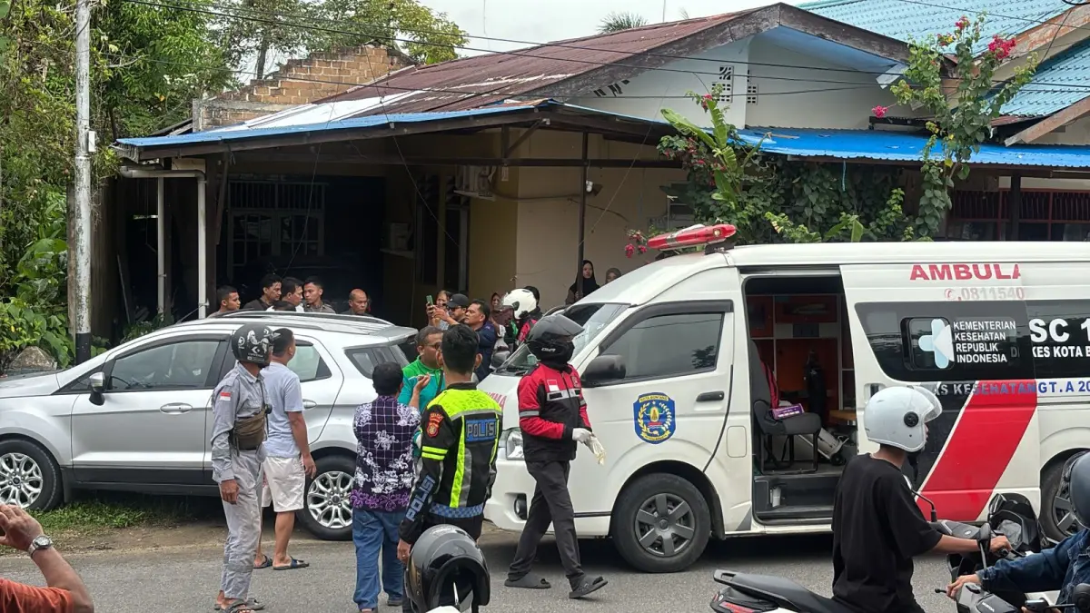 EVAKUASI: Pengemudi kendaraan merek Ford dikeluarkan oleh petugas medis akibat kecelakaan, menabrak tiang listrik. ADIEL KUNDHARA/KP