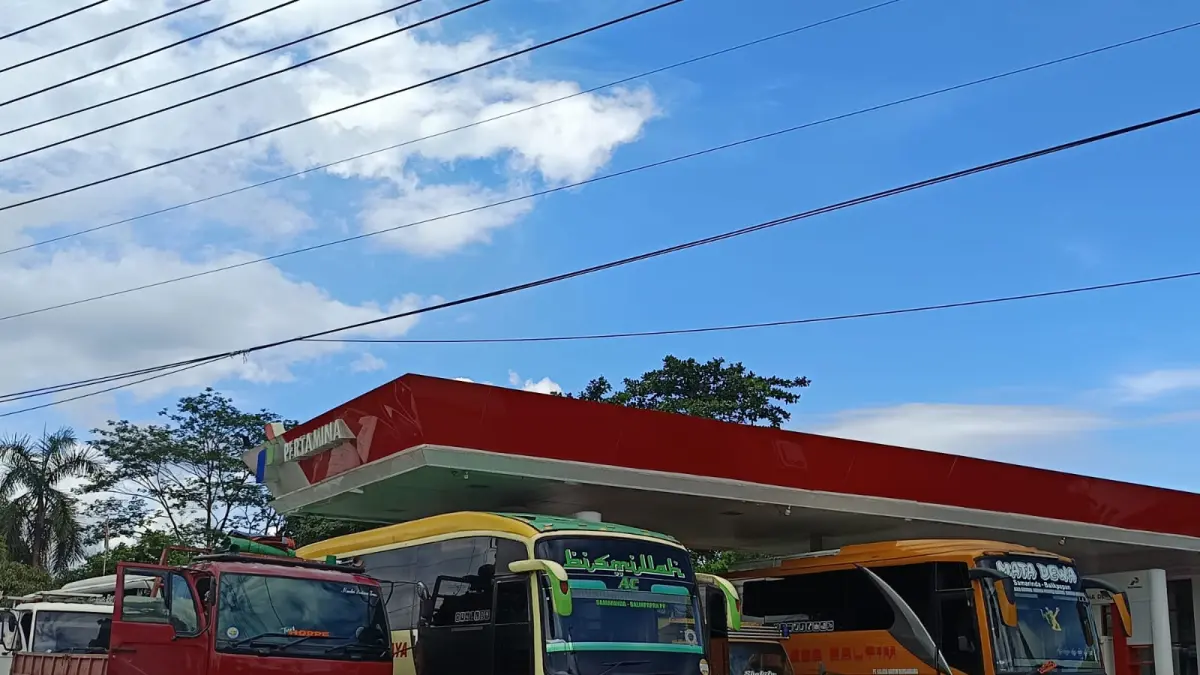 Kendaraan besar mengisi biosolar di SPBU Kilometer 15, Balikpapan Utara. (DINA ANGELINA/KP)