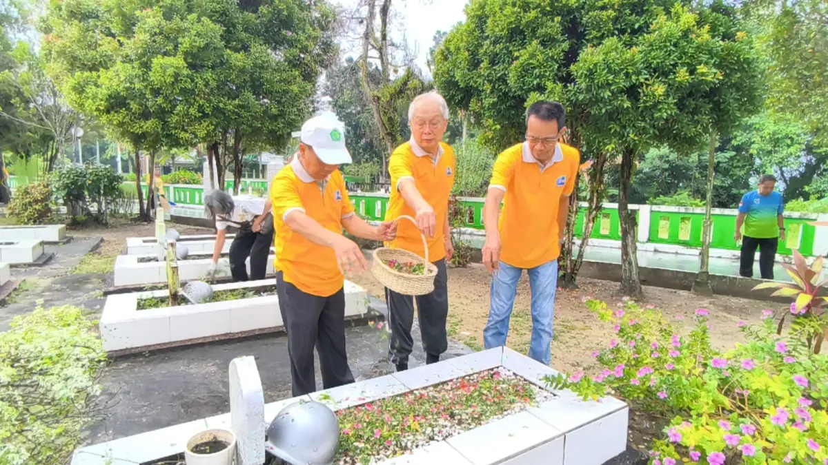 Ketua Walubi Balikpapan, Tjan Hariyanto Chandra (tengah) didampingi Pembimas Buddha Kaltim Sugiyo dan ketua panitia kegiatan menaburkan bunga di makam Wali Kota Balikpapan terdahulu Tjutjup Suparna.

&nbsp;