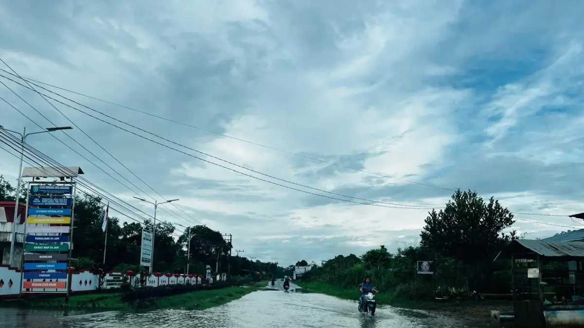 Kondisi jalan di depan RS Mangku Jaya, Linggang Bigung, tergenang air usai hujan deras, mengganggu arus lalu lintas dan aktivitas warga. (K SUNARDI/KALTIM POST)