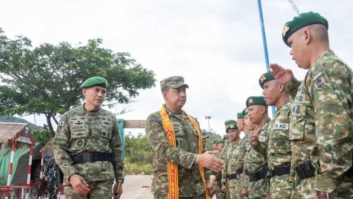 KUNJUNGAN KERJA: Dalam kunjungannya, Pangdam VI/Mulawarman Mayjen TNI Krido Pramono menekankan pentingnya profesionalisme tempur melalui latihan yang berkesinambungan.