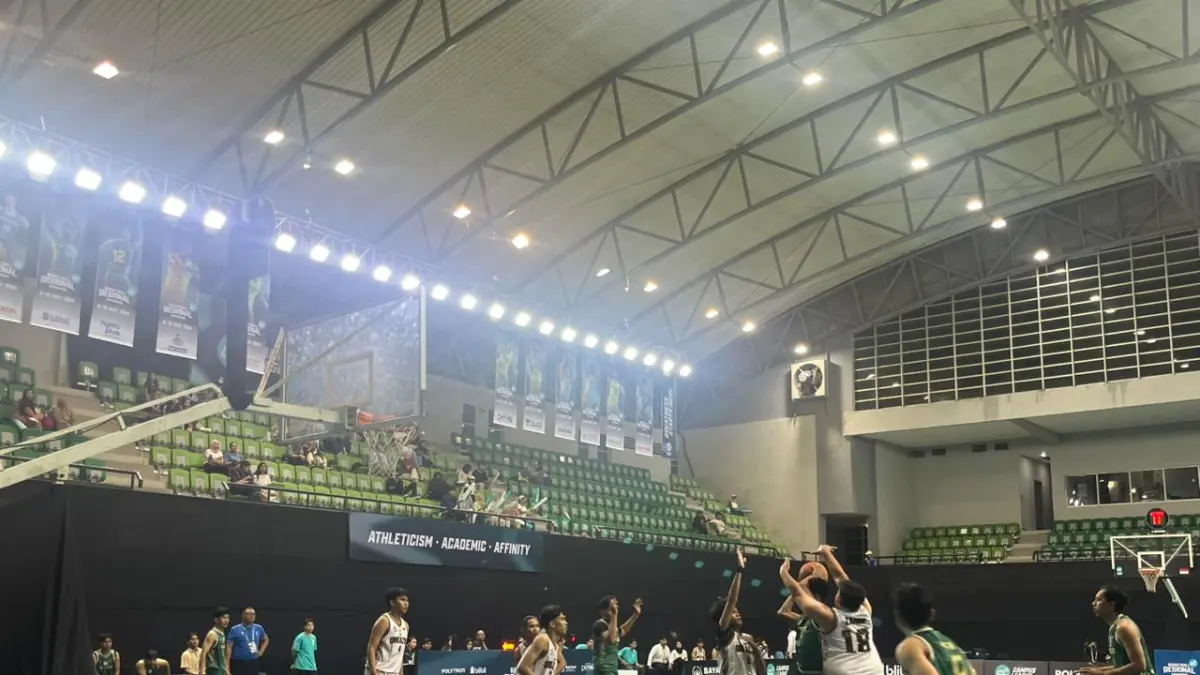 Laga Polnes melawan UMKT di gelaran Campus League 2026 - Basketball Regional Samarinda Season 1 berlangsung di GOR Indoor Serbaguna Kadrie Oening, Sabtu (9/5). (NASYA/KP)

&nbsp;