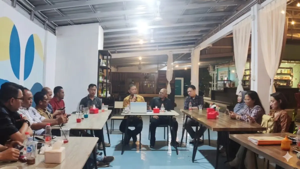 Manajemen Politeknik Pariwisata (Poltekpar) NHI Bandung meninjau fasilitas di Kabupaten Paser untuk rencana pembangunan Akademi Pariwisata.