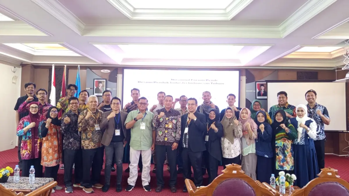 Tampak para peserta forum kerja dari berbagai perguruan tinggi abadikan momen saat di akhir pembukaan bersama jajaran pejabat Polnes lainnya.