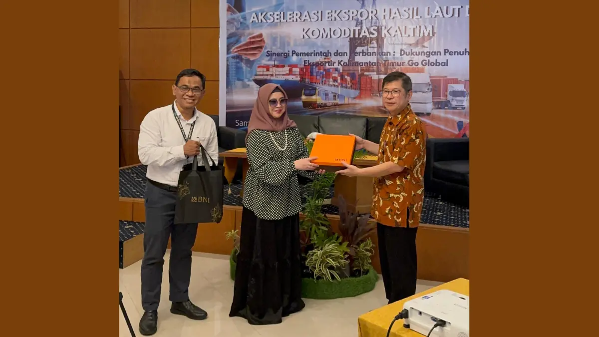 Head Of Xpora Business Development Partnership BNI, RR. Ineswara Trihendra (tengah) memberikan cenderamata kepada Kepala Bidang Fasilitas Kepabeanan dan Cukai Kanwil DJBC Kalimantan Bagian Timur Max Franky Karel Rori (kanan), didampingi Branch Bussines Manager BNI Samarinda Hadinoori Aroma (kiri) pada saat kegiatan.