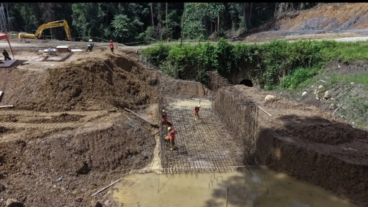 Pekerjaan pembangunan box culvert di ruas jalan Tering–Long Bagun mulai dikerjakan untuk memperkuat sistem drainase dan ketahanan jalan. (K SUNARDI/KALTIM POST)
