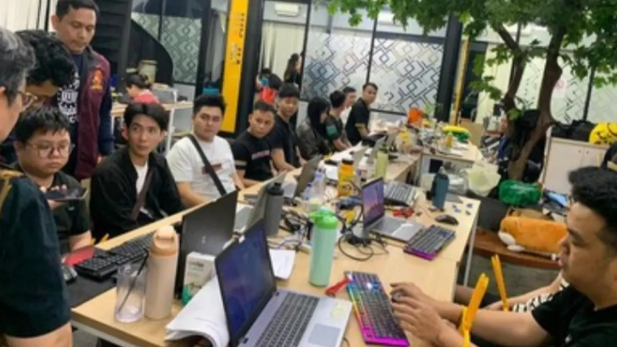 Petugas kepolisian memeriksa sejumlah warga negara asing saat penggerebekan markas judi online internasional di kawasan Hayam Wuruk, Jakarta Barat. (Foto ist)