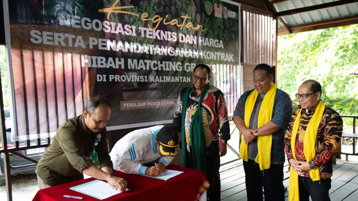Sekretaris Ditjen PDASRH Kementerian Kehutanan, dr Muhammad Zainal Arifin menyaksikan penandatanganan bantuan program M4CR untuk Pokdarwis Tanjung Berseri di Kelurahan Kampung Baru, PPU, Jumat (8/5/2026).