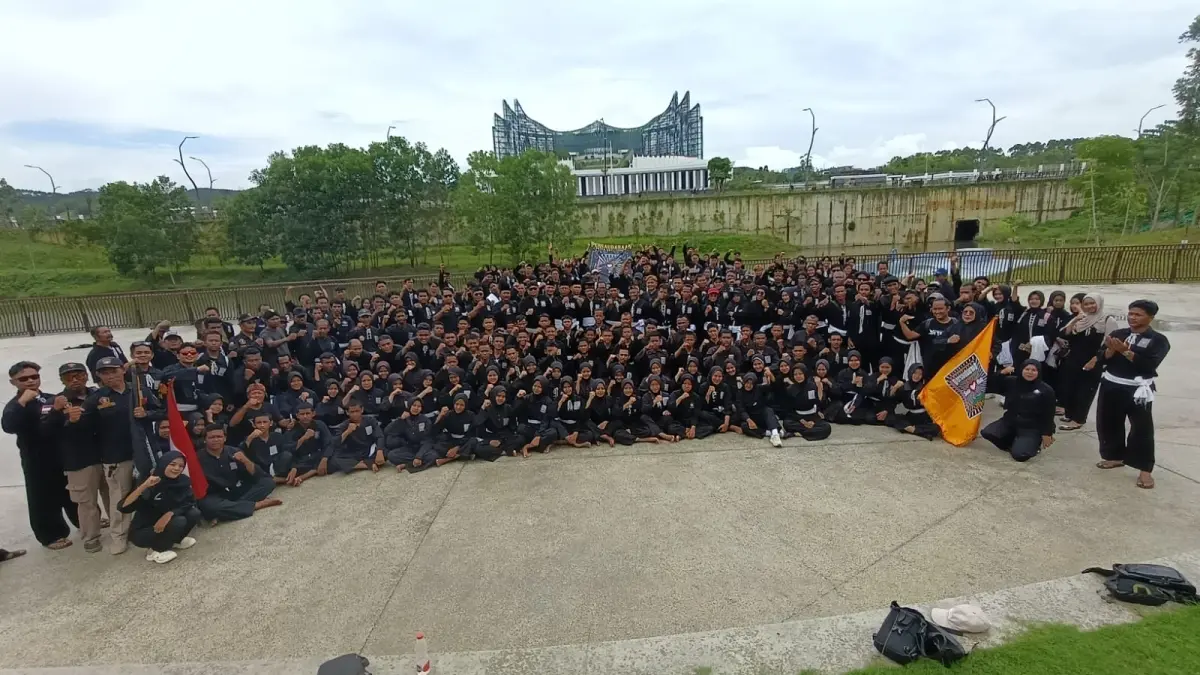 SEMANGAT LATIHAN: Ketua Cabang Kang Mas Suyitno menyampaikan pesan-pesan penting kepada warga dan siswa dalam kegiatan latihan gabungan di IKN.