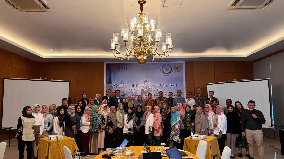 Suasana kebersamaan BNI, KKP, dan peserta kegiatan mengabadikan momen dalam sosialisasi akselerasi ekspor komoditas unggulan Kalimantan Timur di Hotel Puri Senyiur, Jumat (8/5/2026).