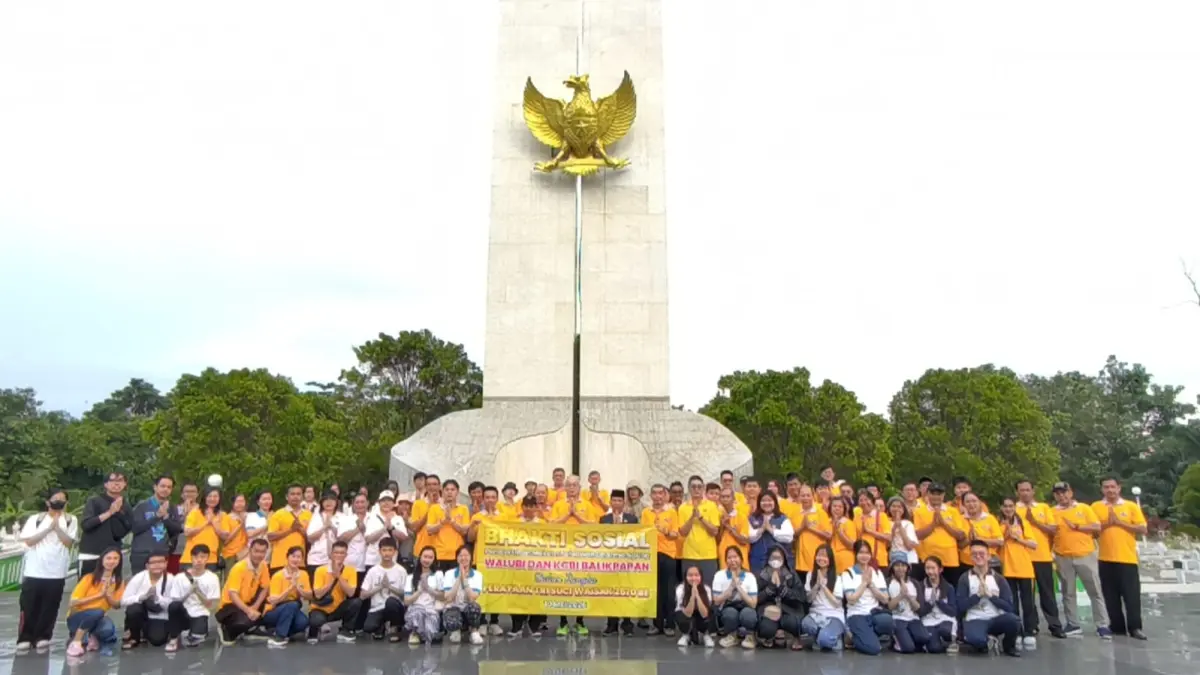 Walubi (Perwakilan Umat Buddha Indonesia) Balikpapan menggelar kerja bakti membersihkan TMP Dharma Agung Balikpapan. (LUPUS/KP)

&nbsp;
