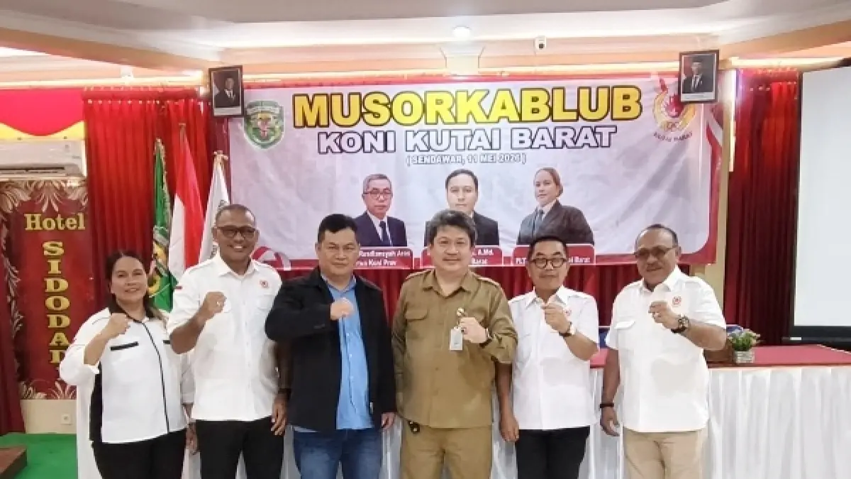 Alsiyus (tiga kiri) sesaat setelah ditetapkan sebagai Ketua Umum KONI Kutai Barat secara aklamasi dalam Musorkablub di Sendawar.