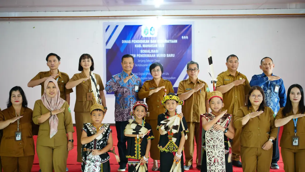 Asisten III Kristina Tening (berdiri tengah) abadikan momen bersama narsum dan penari cilik di BPU Long Bagun, Senin (11/5). JODY KRISTIANTO/KP