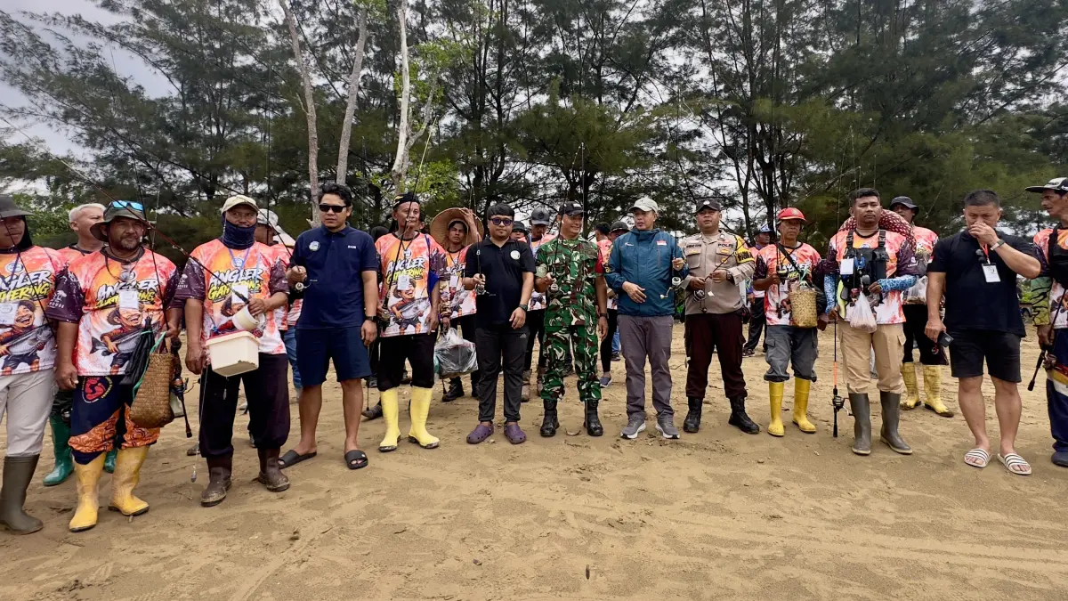Camat Samboja Barat Burhanuddin membuka acara lomba mancing dalam Angler Gathering Bareng APRI di Pantai Ambalat, Minggu (10/5).