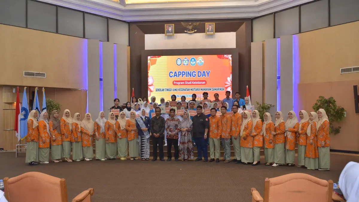 Di akhir kegiatan para pejabat STIKES mutiara Mahakam Samarinda beserta tamu dana mahasiswa abadikan momen kebersamaan.