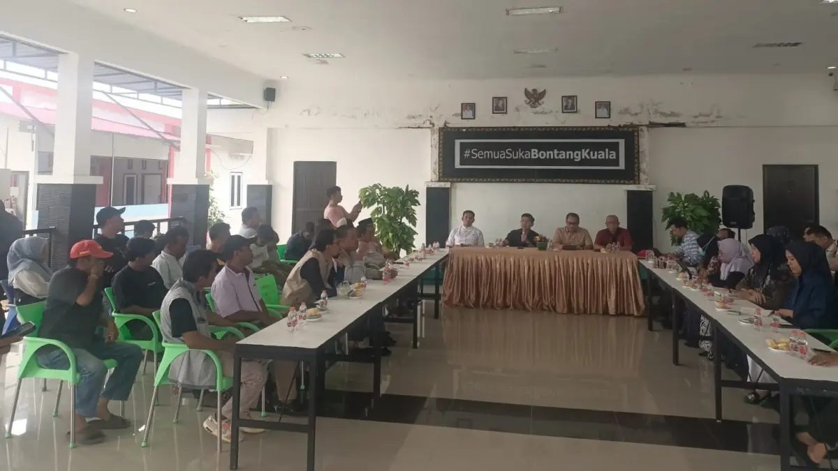 DUDUK BERSAMA: Pejabat di Pemkot, DPRD, hingga tokoh masyarakat membahas gejolak terkait penarikan retribusi masuk wisata Bontang Kuala. (ADIEL KUNDHARA/KP)