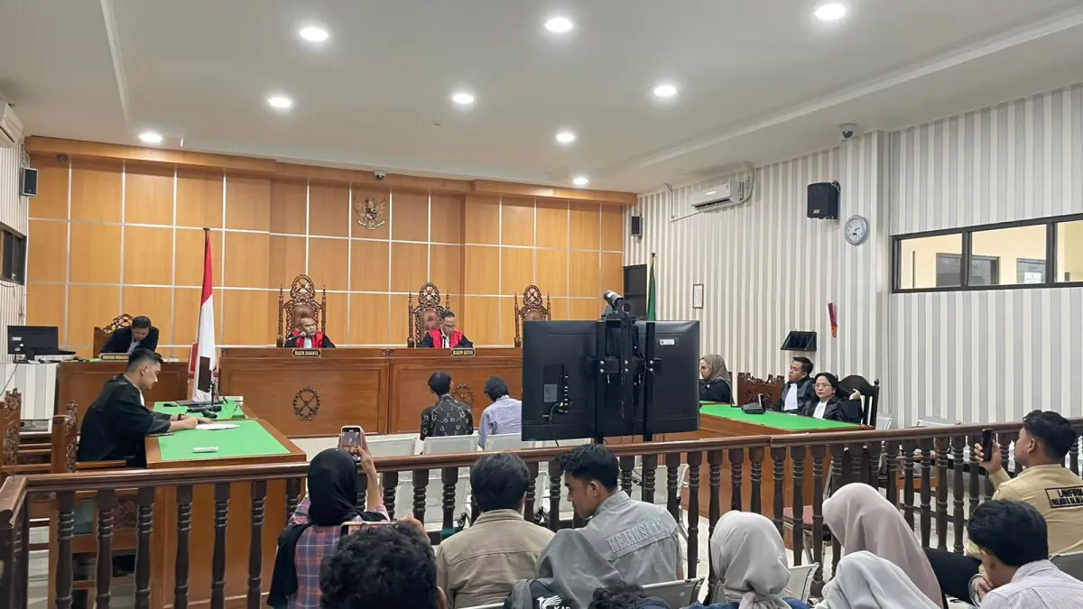 Empat mahasiswa saat mendengarkan pembacaan putusan di PN Samarinda. Hakim menilai mereka terbukti turut serta merakit molotov. (BAYU/KP)