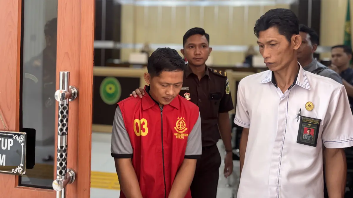 Julius (rompi merah) di Pengadilan Negeri Tanjung Redeb, Senin (30/3).