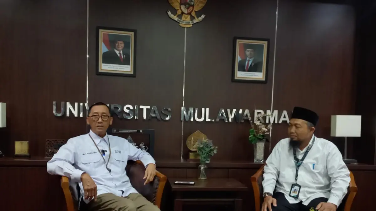 Ketua Panitia Prof Mustofa Agung Sardjono (kiri) saat memaparkan rincian tahapan pemilihan Rektor Unmul guna menjamin proses yang bebas konflik kepentingan. (EKO PRALISTIO/KP)