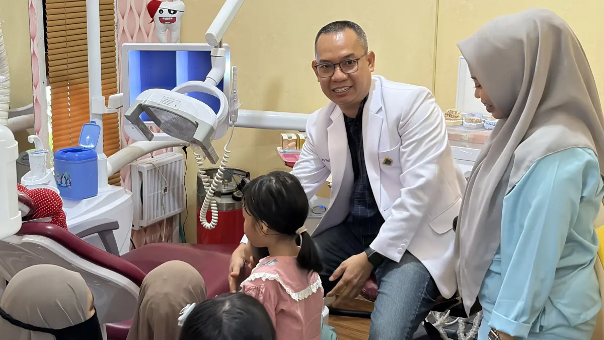 Komunitas Jejak Jenaka mengajak anak-anak untuk belajar kesehatan gigi di Praktik Dokter Gigi Spesialis Dentsmart, Minggu (10/5).