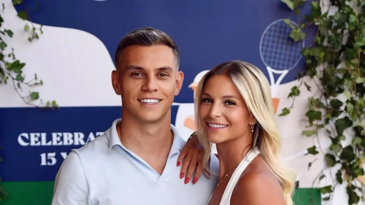 Leandro Trossard dan Laura Hilven saat masih bersama sebelum isu keretakan rumah tangga mencuat.