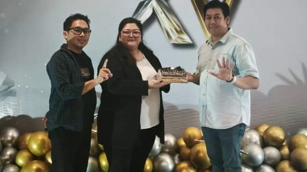 Manajer Bisnis Kaltim Post Tritya Sidartha (kanan) memberikan kue kepada manajemen Grand Jatra Hotel Balikpapan. (FOTO LUPUS/KP)