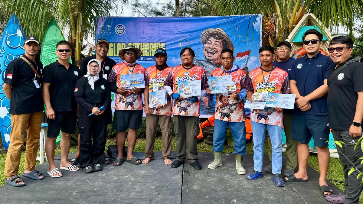 Para pemenang lomba mancing bersama panitia dan pengurus APRI.