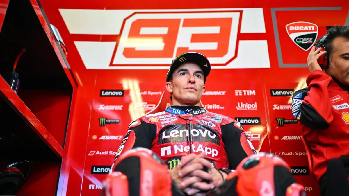 Pebalap Ducati Marc Marquez harus menahan gangguan saraf pada lengan kanan selama balapan MotoGP 2026. (MOTOGP)