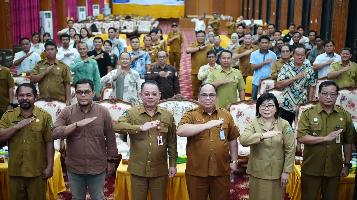 PEMUTAKHIRAN: Sekda Mahulu Dr Stephenus Madang (tiga kiri) bersema peserta sosialisasi abadikan momen bersama usai membuka acara di Ballroom Lantai 3 Kantor Bupati, Senin (11/5). JODY KRISTIANTO/KP