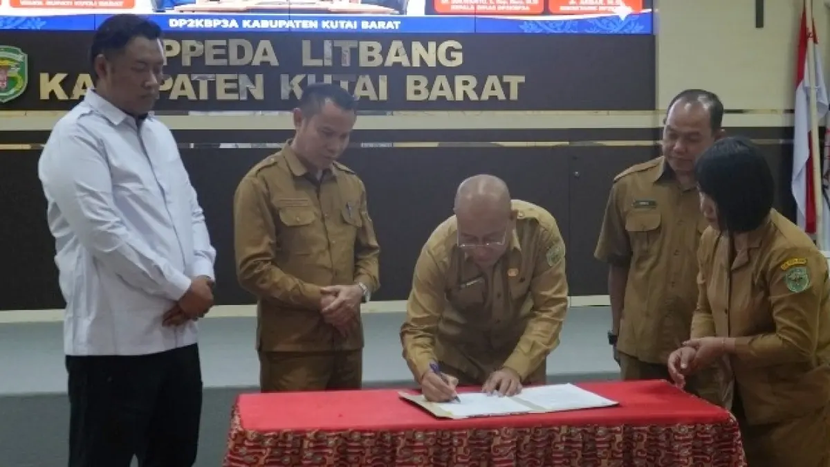 Penandatanganan berita acara lintas OPD sebagai simbol komitmen integrasi data demi mewujudkan Kutai Barat yang responsif gender.