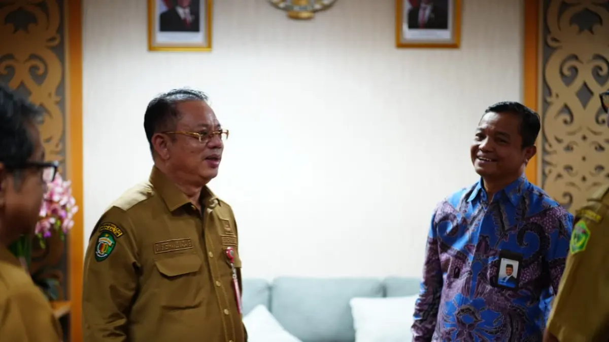 SAMBUT HANGAT: Sekda Mahulu Dr Stephanus Madang dan Kepala BPMP Kaltim Dr Jarwoko mengobrol santai usai audiensi di Ruang Kerja Sekda, Senin (11/5). JODY KRISTIANTO/Kp