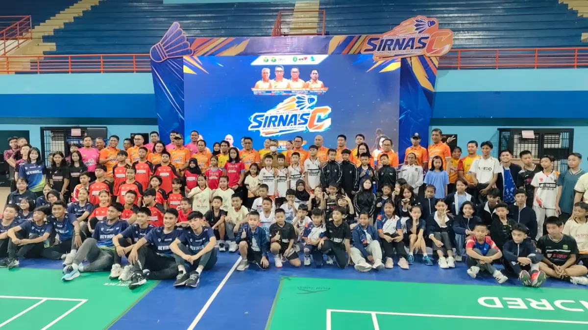 SEJARAH: Para atlet bersiap bertanding pada Kejuaraan Bulutangkis Sirnas C PBSI di GOR Kudungga, Sangatta, Senin (11/5). Turnamen diikuti 504 atlet dari 15 provinsi. JUFRIADI/KP