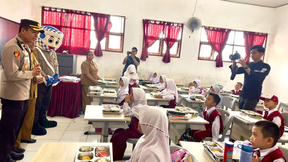 SELAMAT MENIKMATI: Pelajar SDN 015 Sangatta Utara menerima makanan pada peluncuran perdana Program Makan Bergizi Gratis (MBG) yang disalurkan SPPG Polres Kutai Timur, Senin (11/5). IST/KP