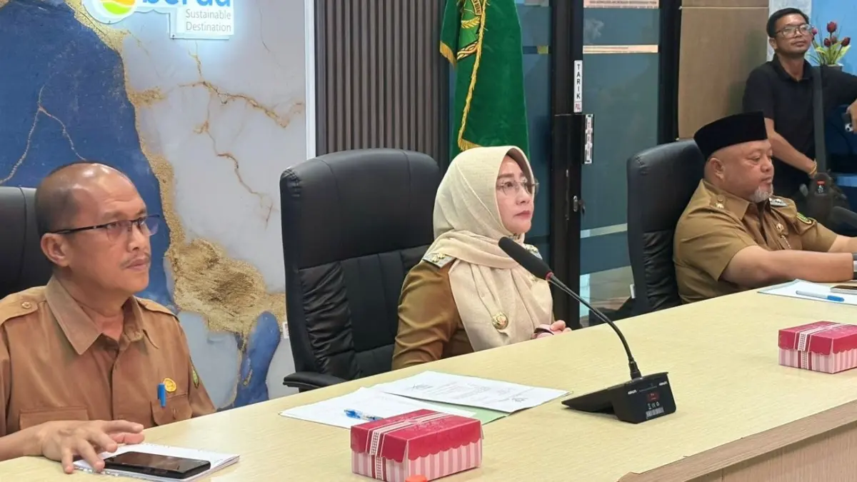 Sri Juniarsih (tengah) mengikuti rapat koordinasi pengendalian inflasi daerah bersama Kemendagri secara daring di Diskominfo Berau, Senin (11/5). (FOTO AZZA/BP)