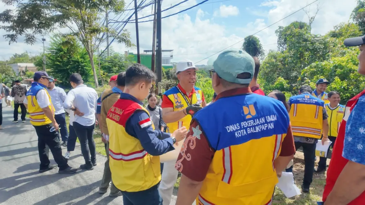 SURVEI JALAN: Dinas Pekerjaan Umum bersama pihak terkait saat melakukan survei lapangan penanganan penurunan badan Jalan Syarifuddin Yoes beberapa waktu lalu.