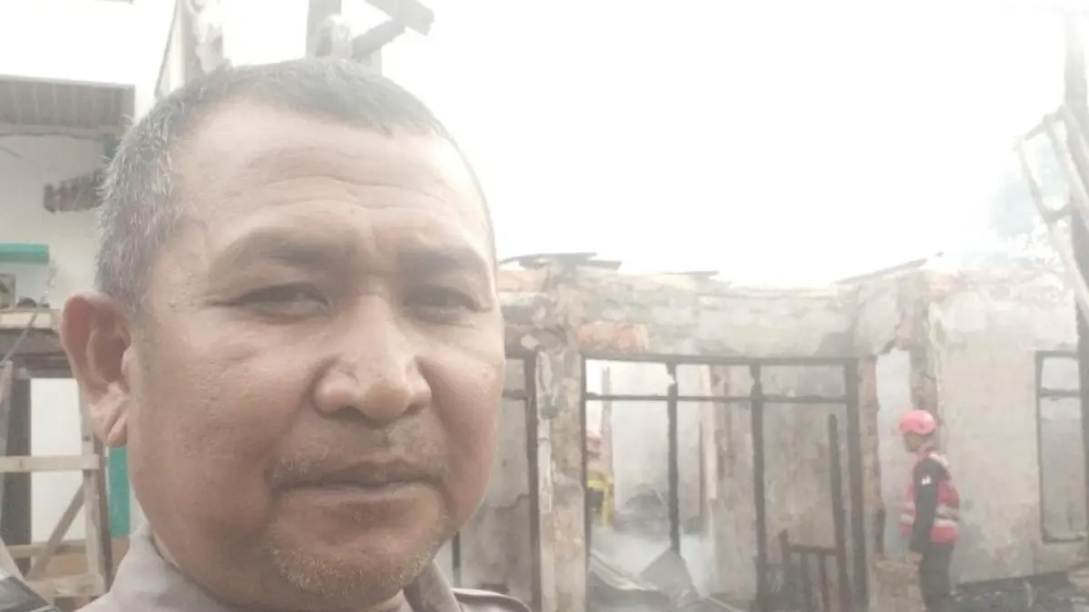 TERBAKAR: Sebuah rumah terbakar. Petugas Polresta Balikpapan yang berada di TKP melakukan pengamanan serta penyelidikan.