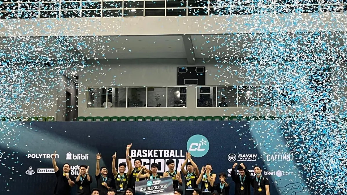 Tim basket putra Universitas Mulawarman, Roitsabiq Dwi Pangga, mengangkat trofi juara usai membawa Unmul menjuarai Campus League 2026 Basketball Regional Samarinda. (NASYA RAHAYA)

&nbsp;