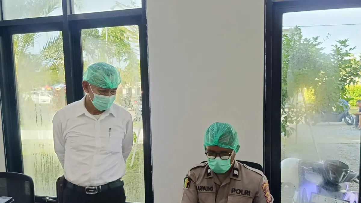 UJI MBG: Kasi Dokes Polres PPU Joshua Marpaung menguji makanan program MBG dan dinyatakan layak konsumsi, aman, tidak ditemukan kandungan berbahaya. (humas polres ppu/kp)