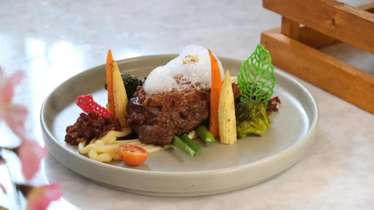 UNIK: Royal Javanese Steak berbeda dari steak premium pada umumnya karena menggunakan sambal terasi.