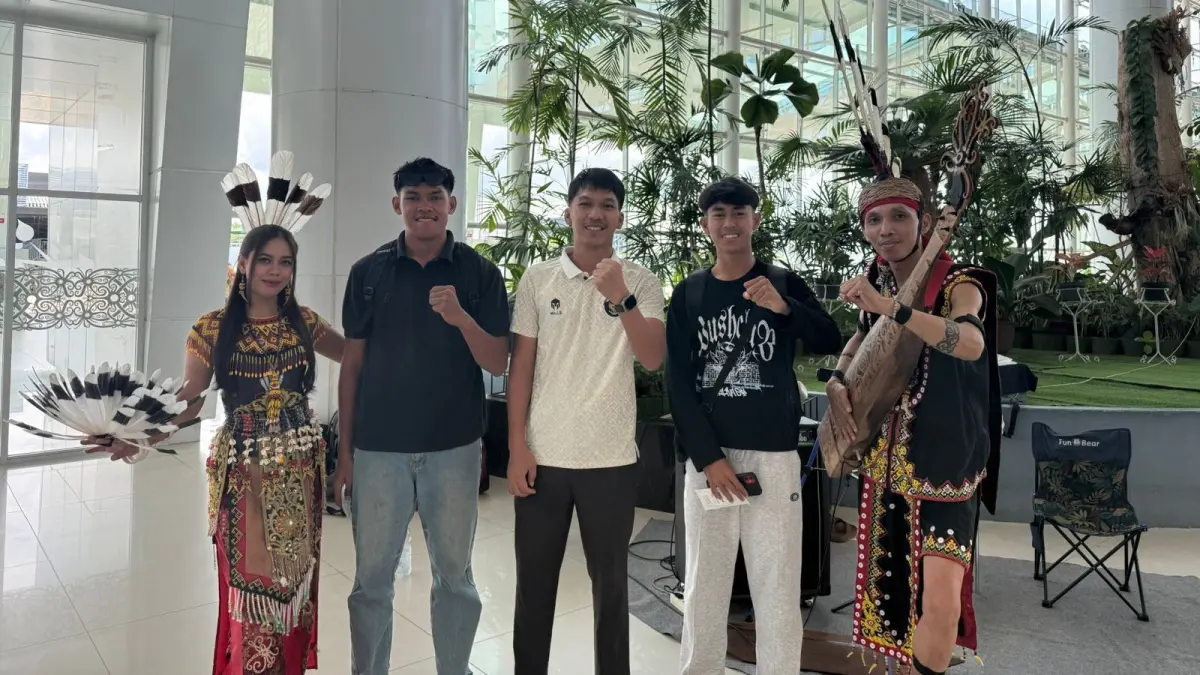 BERANGKAT: Muhammad Afdhal Rizqullah (dua kanan) dan Denny Ramadhani Reinhat Bingku bersama Ketua FHI Balikpapan Al Kuwait (tengah). (FHI BALIKPAPAN)