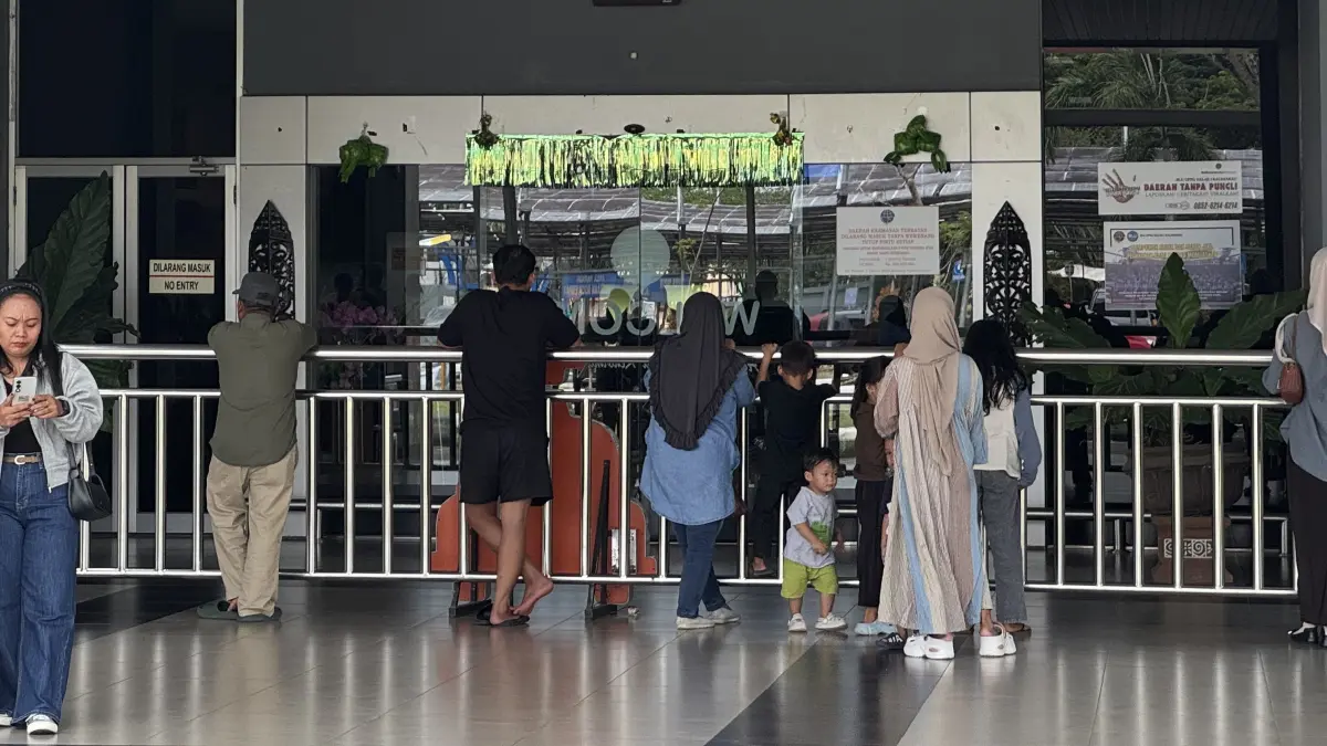 Manajemen Bandara Kalimarau Berau menerapkan pemeriksaan lebih ketat saat keberangkatan calon jamaah haji. (FOTO SENO/BP)