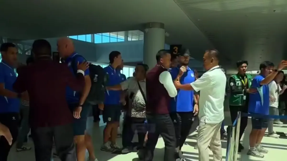 Situasi memanas antara suporter Persija dan pemain Persib terjadi di ruang tunggu keberangkatan Bandara SAMS Sepinggan Balikpapan, Senin (11/5). Petugas Avsec dan kepolisian sigap mencegah terjadinya bentrokan. (TANGKAPAN LAYAR)