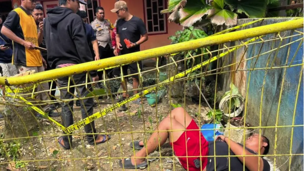 Tim Satreskrim Polres Bontang saat melakukan olah TKP di halaman rumah pemilik pohon mangga. (Foto: Nasrullah/Bontang Post)