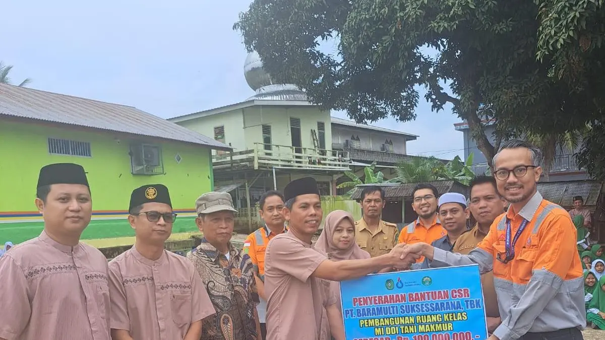Anandya Wardhana (kanan) menyerahkan bantuan sarana dan prasarana pendidikan secara simbolis lewat progam csr.