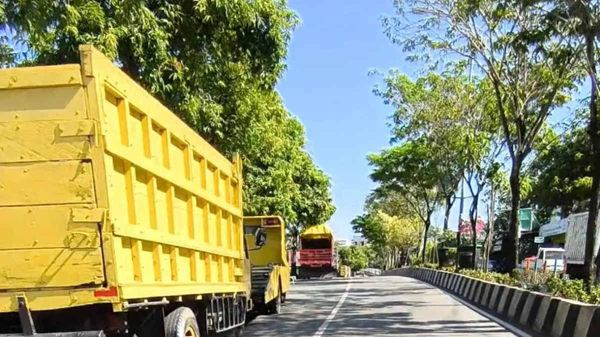 ANTREAN:&nbsp;Kendaraan truk masih mengular di sekitar SPBU untuk mendapatkan bahan bakar jenis solar. (ADIEL KUNDHARA/KP)