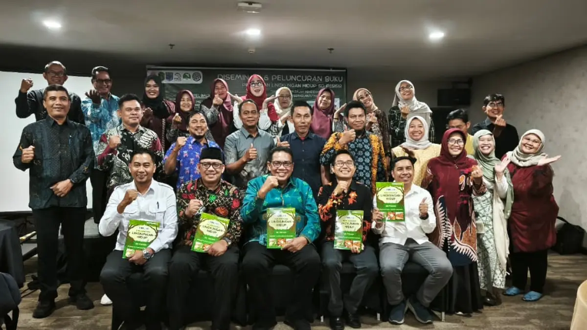 ANTUSIASME: Antusiasme peserta mengikuti kegiatan desiminasi dan peluncuran buku pendidikan lingkungan hidup untuk SD pesisir. (LUPUS/KP)