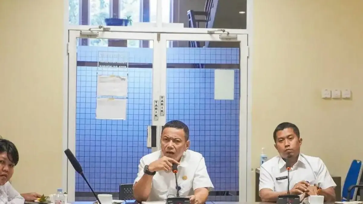 DEMI ESTETIKA: Kepala DLH Kota Balikpapan Sudirman Djayaleksana (tengah) membeber rencana instansi yang dipimpinnya menata TPS di jalan protokol.