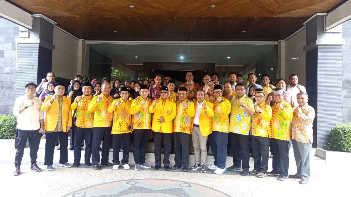 Di akhir sesi pendaftaran para timses abadikan momen kebersamaan dalam pengantaran Abdunnur sebagai calon rektor Unmul periode 2026/2031.