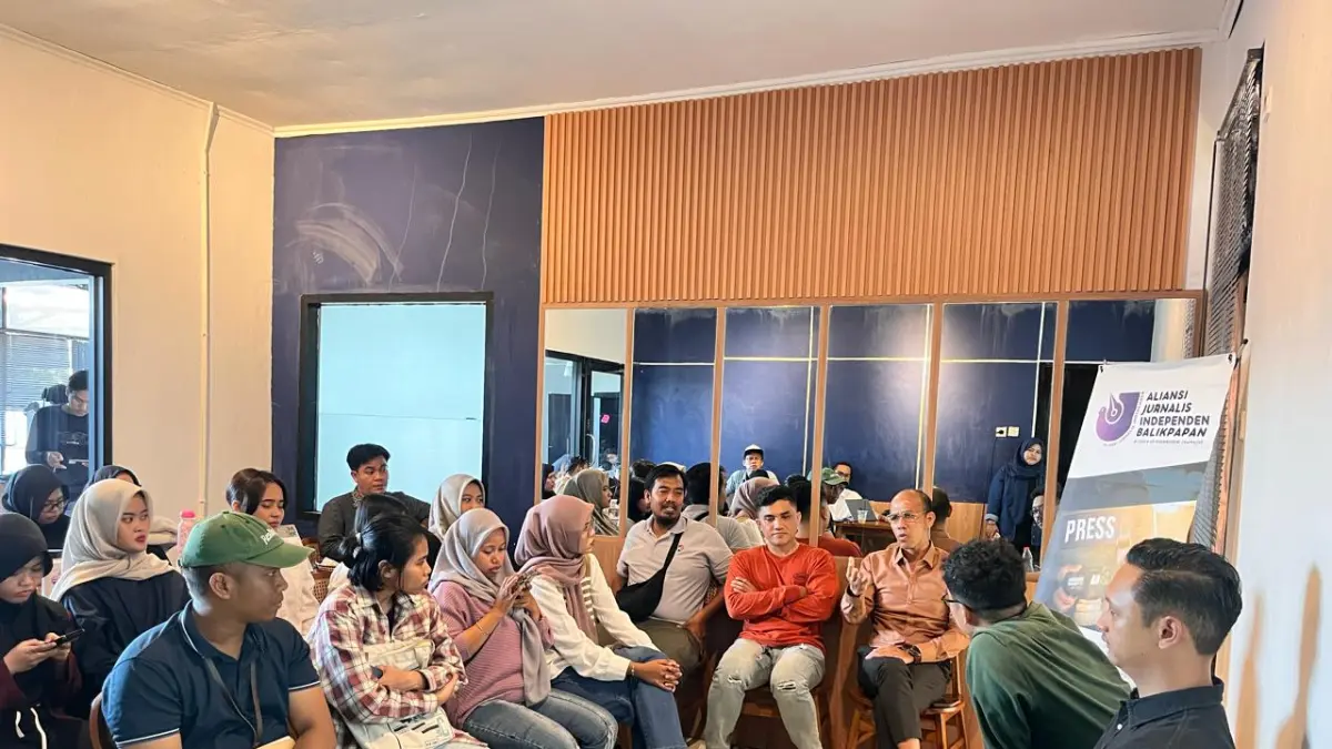 DISKUSI: Ketua PBH Peradi Balikpapan Ardiansyah menyarankan pembentukan serikat jurnalis dalam diskusi Hari Kebebasan Pers Sedunia, Selasa (12/5).
