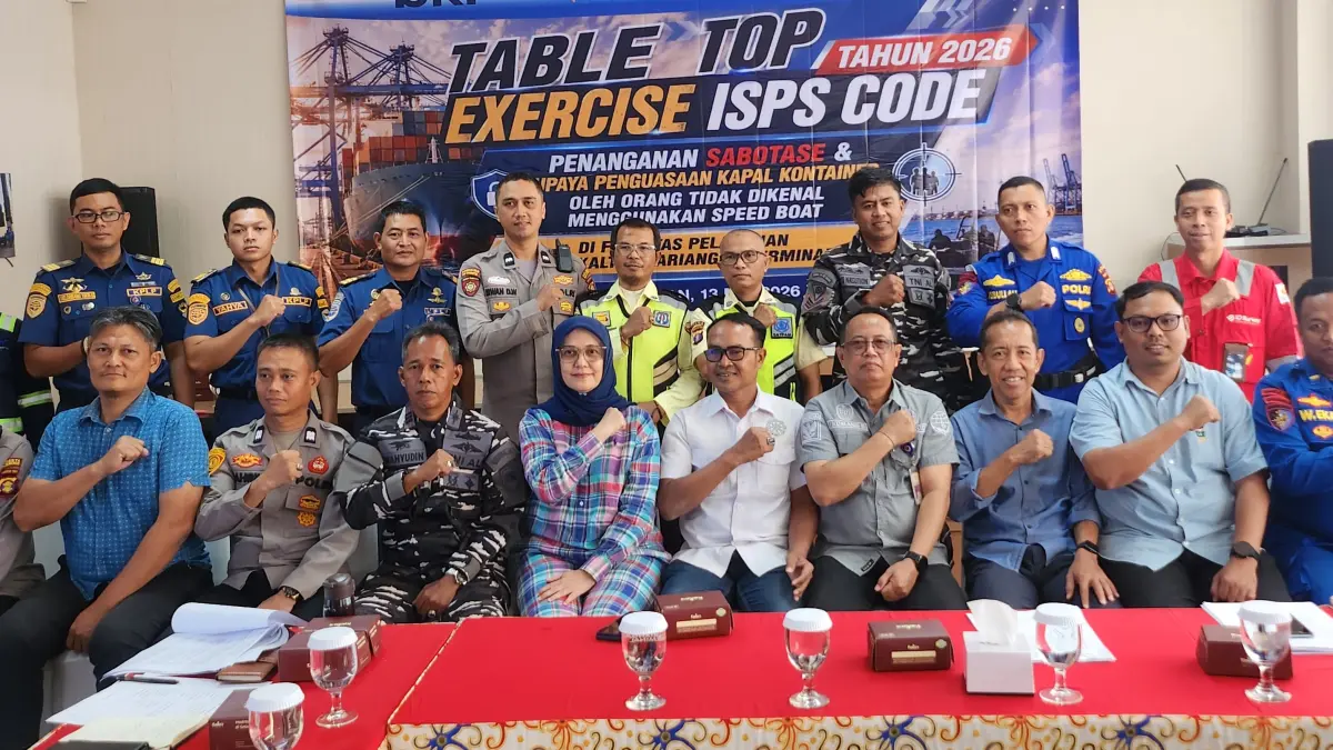 Enriany Muis (lima kiri) dalam Table Top Exercise ISPS Code di pelabuhan PT KKT, Rabu (13/5). (FOTO ULIL/KP)